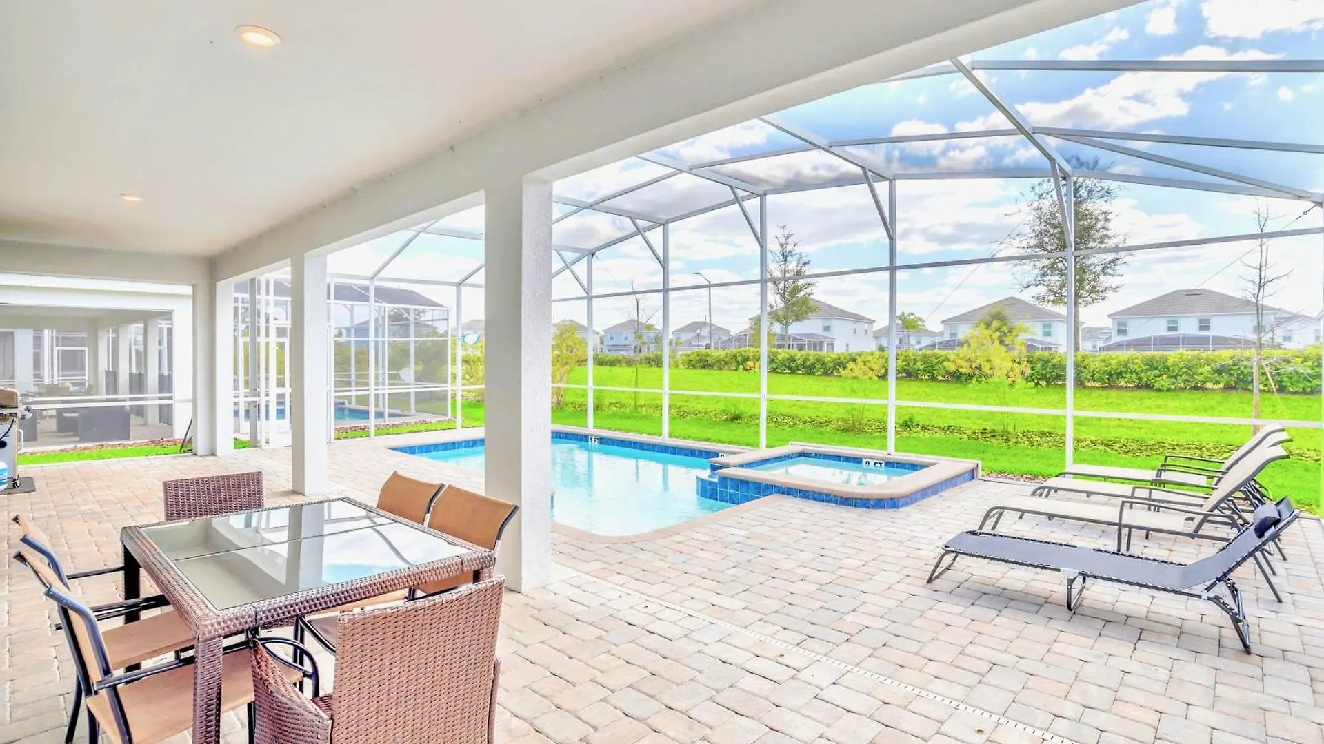 Stunning 8Br Home With Bbq Pool And Theater Davenport